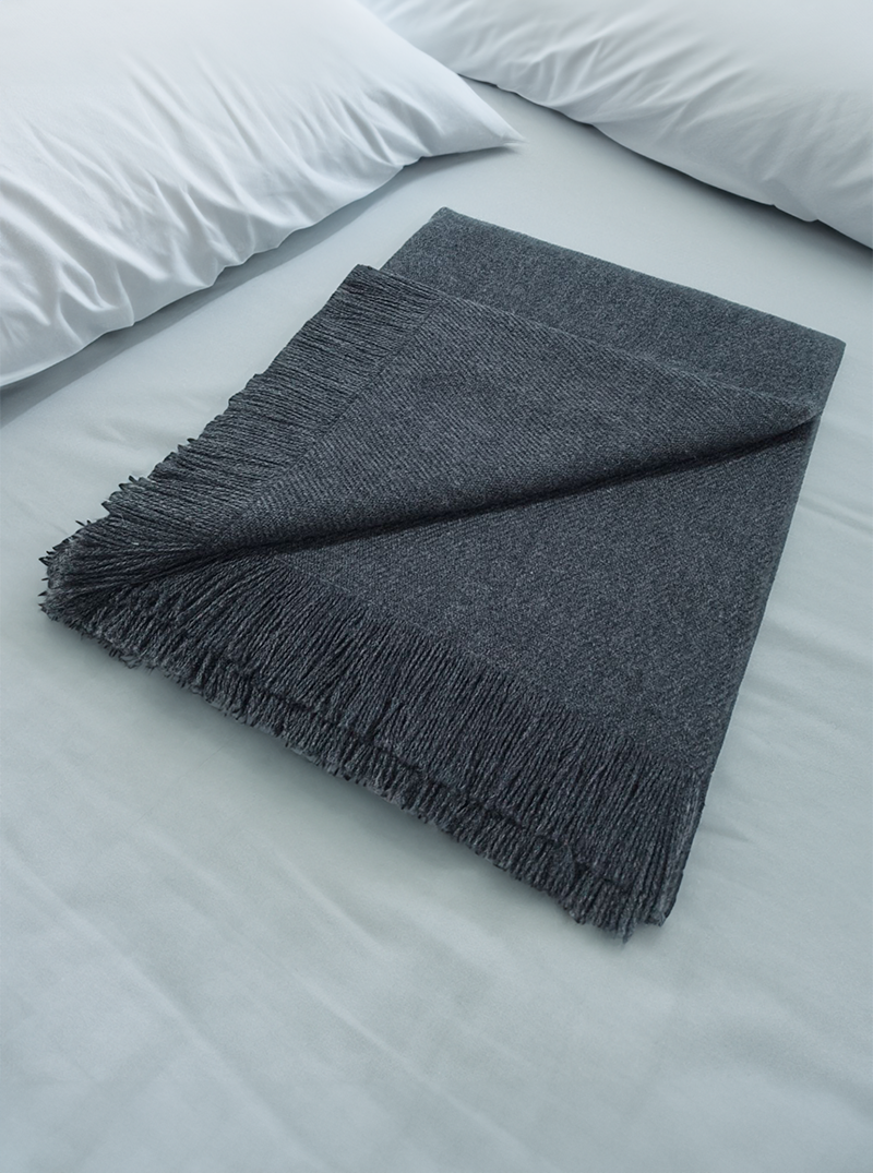 Coperta in ciniglia di poliestere con frange 120 x 150 cm Coperta in ciniglia di poliestere con frange 120 x 150 cm
