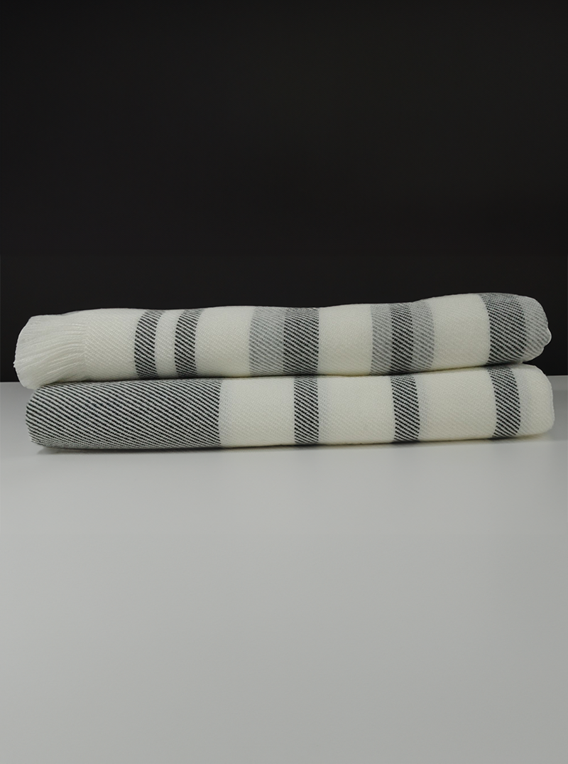 Alpaka-Überwurfdecke in Grau und Weiß mit Linien