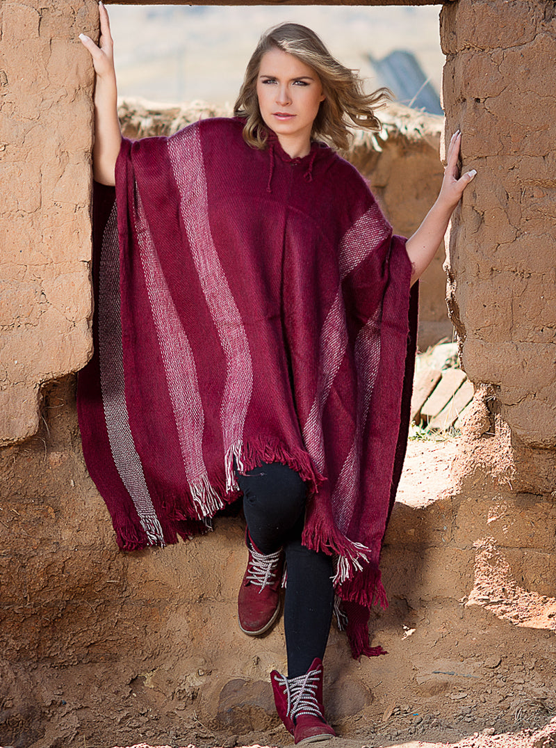 Poncho de Alpaca Guindo con Capucha para Mujer