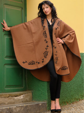 Luxuriöser Alpakaumhang Offener Poncho