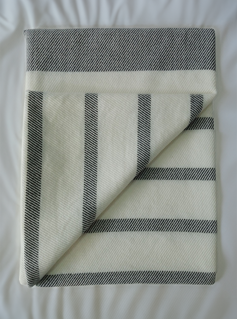 Alpaka-Überwurfdecke in Grau und Weiß mit Linien