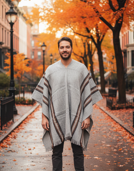 Grauer Poncho